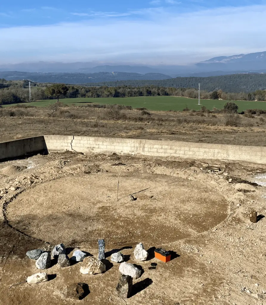 Middelpunt en de stenen van de krachtcirkel in Linya.