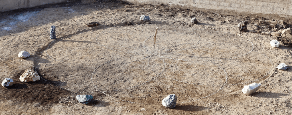 Seed of life, bestaande uit 7 cirkels, met zand getekend tijdens de aanleg van de krachtcirkel in Linya.