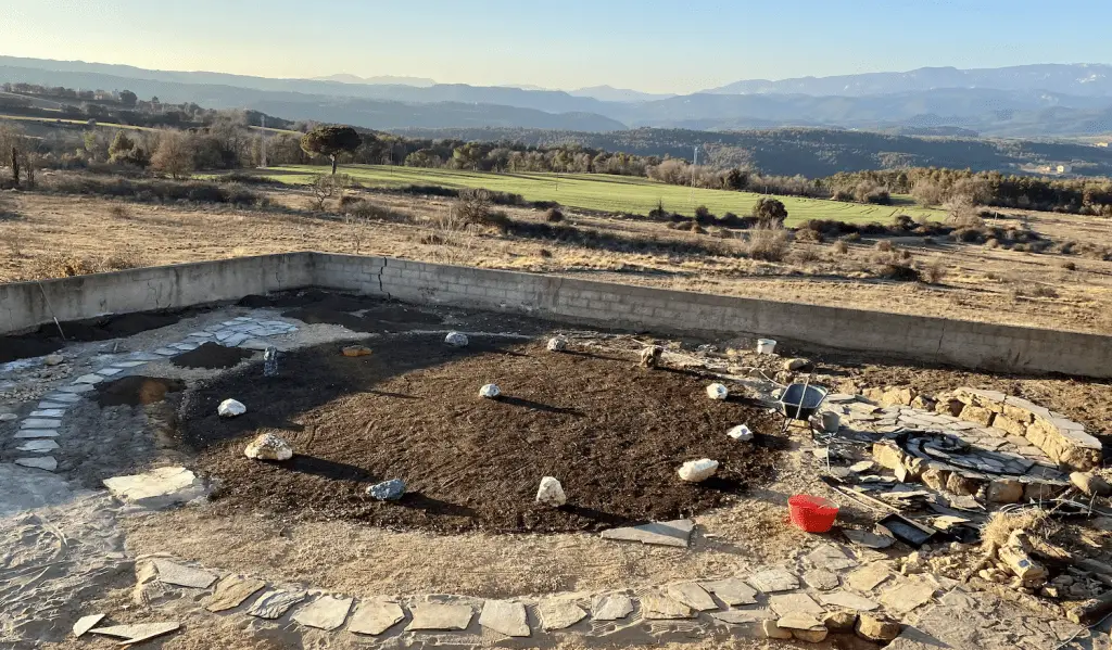 Alle stenen van de krachtcirkel in Linya liggen op hun plek. De zwarte steen rechtsboven in de cirkel ligt op het Noorden. Dat is de Rookkwarts. Met de klok mee liggen er vervolgens: 7 Mineralen kwarts Blauwe aventurijn Bergkristal Charoiet Fuchsiet Bosnische calciet Rozenkwarts Sodaliet Tijgeroog Groene aventurijn Labradoriet De steen in het centrum is bergkristal op zandsteen uit Kroatië.