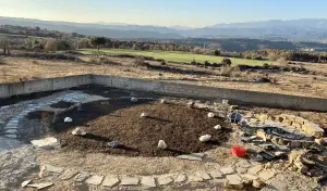 Alle stenen van de krachtcirkel in Linya liggen op hun plek. De zwarte steen rechtsboven in de cirkel ligt op het Noorden. Dat is de Rookkwarts. Met de klok mee liggen er vervolgens: 7 Mineralen kwarts Blauwe aventurijn Bergkristal Charoiet Fuchsiet Bosnische calciet Rozenkwarts Sodaliet Tijgeroog Groene aventurijn Labradoriet De steen in het centrum is bergkristal op zandsteen uit Kroatië.