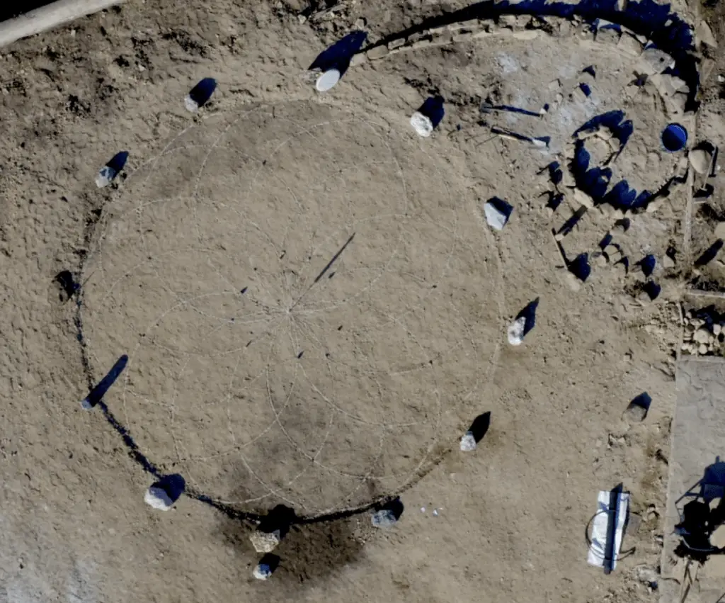 Sand drawing of a lotus flower in the force field of Linya. In the upper right corner, a bank of stones in the shape of Fibonacci's row.