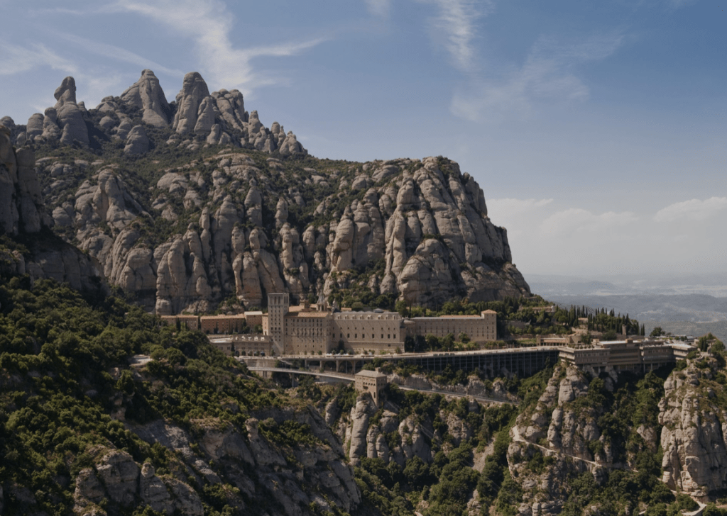 Foto van de berg en het klooster Montserrat. Dit ligt op 1 uur van Linya.