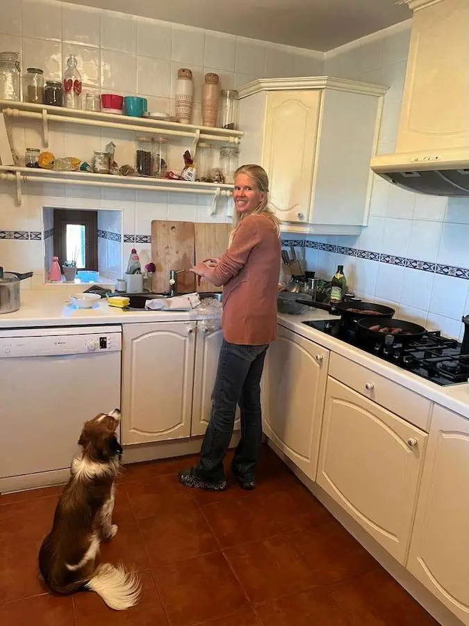 Astrid samen met haar hond in de keuken.