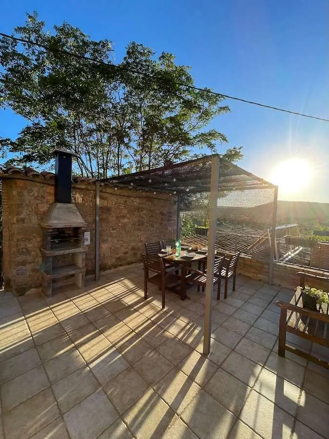 Terras met BBQ bij verblijf waar deelnemers overnachten.