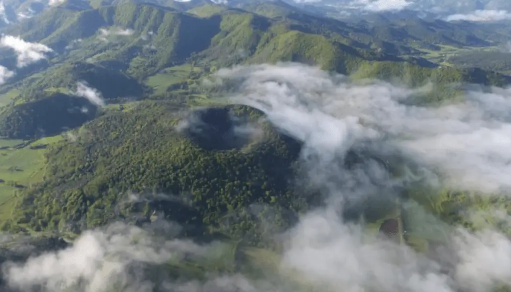 Vulkaan met witte wolken eromheen.