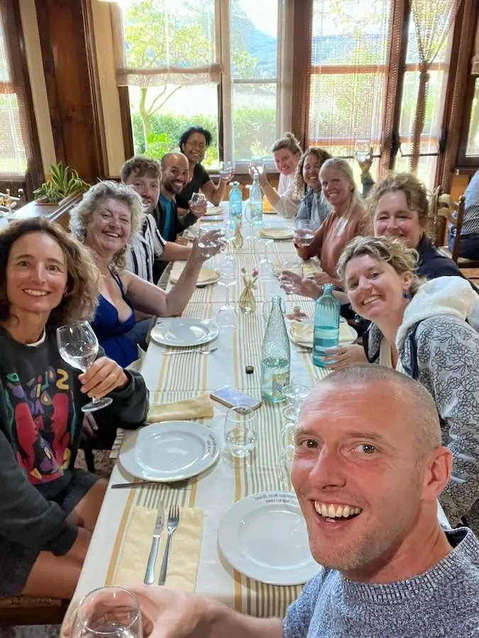 Jarno, Astrid en deelnemers eten samen in een restaurant tijdens healing holiday.