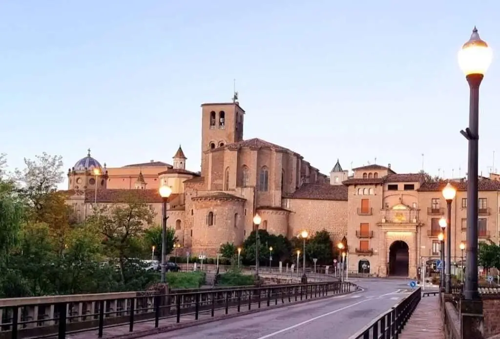 Ingang van het dorp Solsona met kathedraal en poort.
