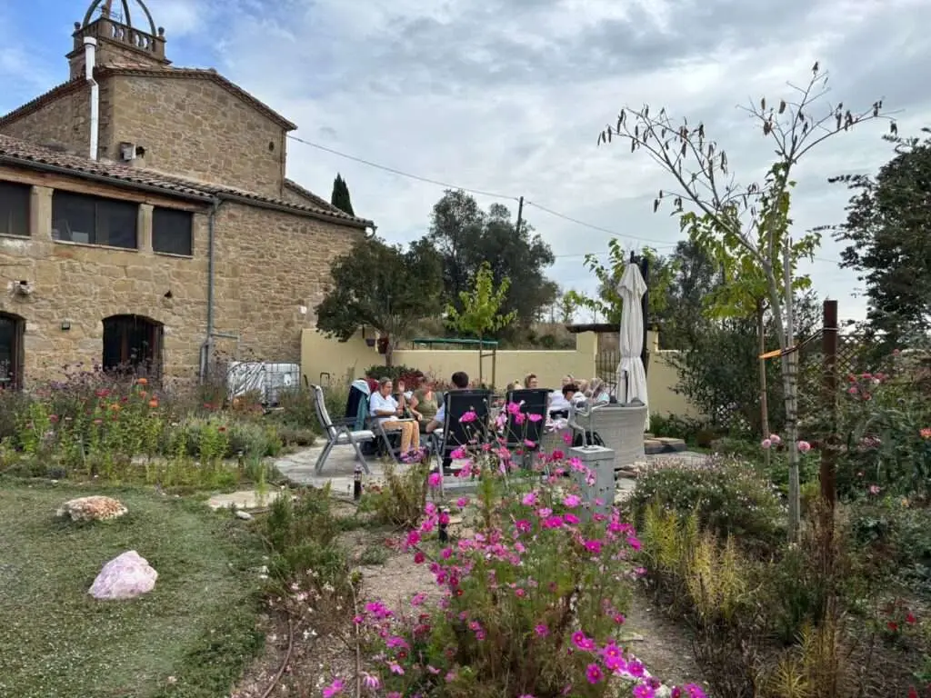 Groep deelnemers op het terras bij energetische tuin.