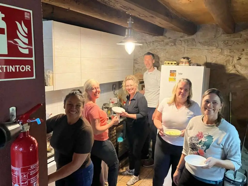 Groep deelnemers die samen koken en eten tijdens hun verblijf.