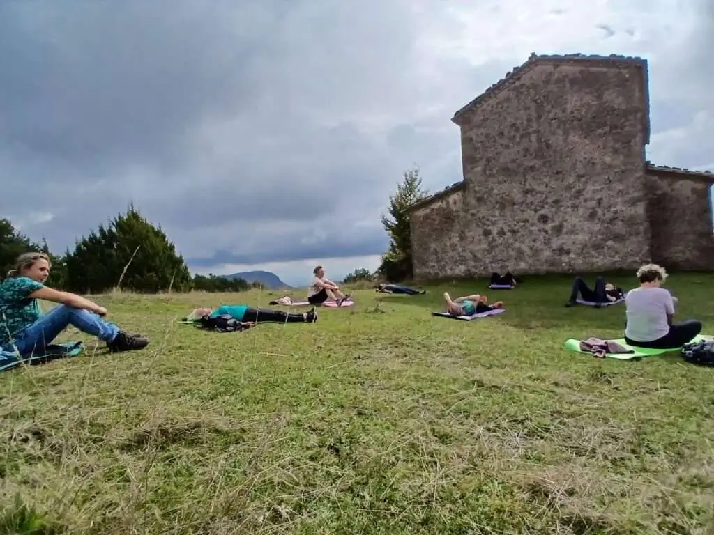 Deelnemers die op een leylijn zitten en liggen in healing.
