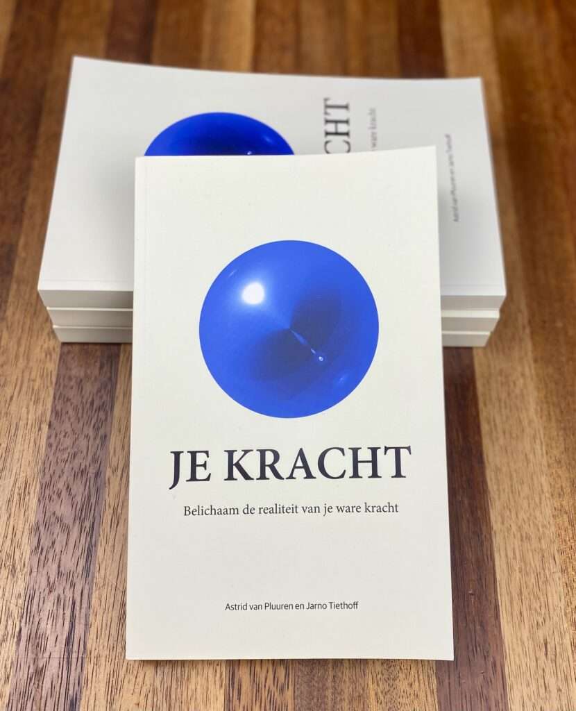 Foto van het boek Je kracht Je kracht Belichaam de realiteit van je ware kracht Astrid van Pluuren en Jarno Tiethoff