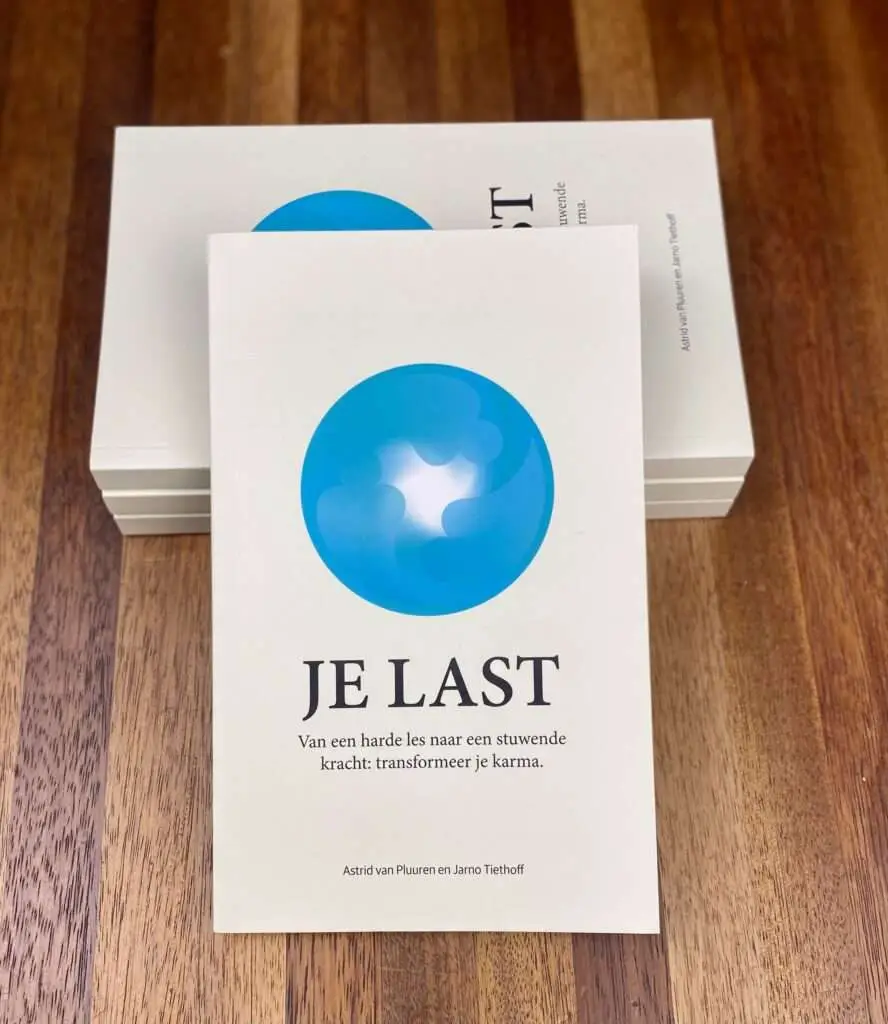 Foto van het boek Je last Van een harde les naar een stuwende kracht: transformeer je karma Astrid van Pluuren en Jarno Tiethoff