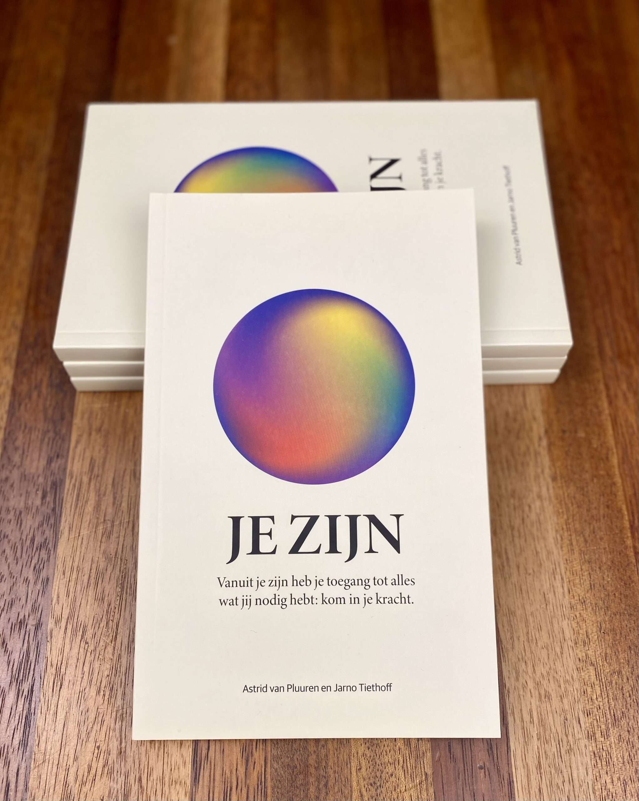 Foto van het boek Je zijn Vanuit je zijn heb je toegang tot alles wat jij nodig hebt: kom in je kracht Astrid van Pluuren en Jarno Tiethoff