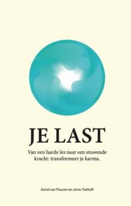 Je last, van een harde les naar een stuwende kracht: transformeer je karma. Astrid van Pluuren en Jarno Tiethoff